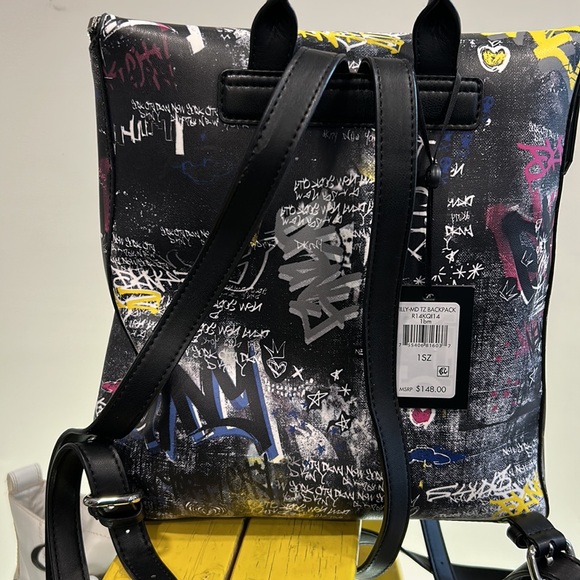 Sky the limit with this backpack New York by DKNY - Picture 3 of 6